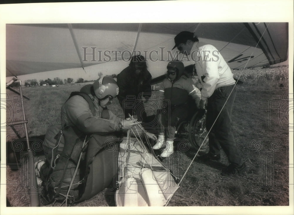 1993 Press Photo University of Wisconsin-Whitewater students try hang gliding - Historic Images