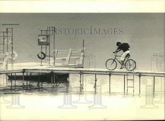 1987 Press Photo Biker at University of Wisconsin-Madison's Memorial Union dock - Historic Images