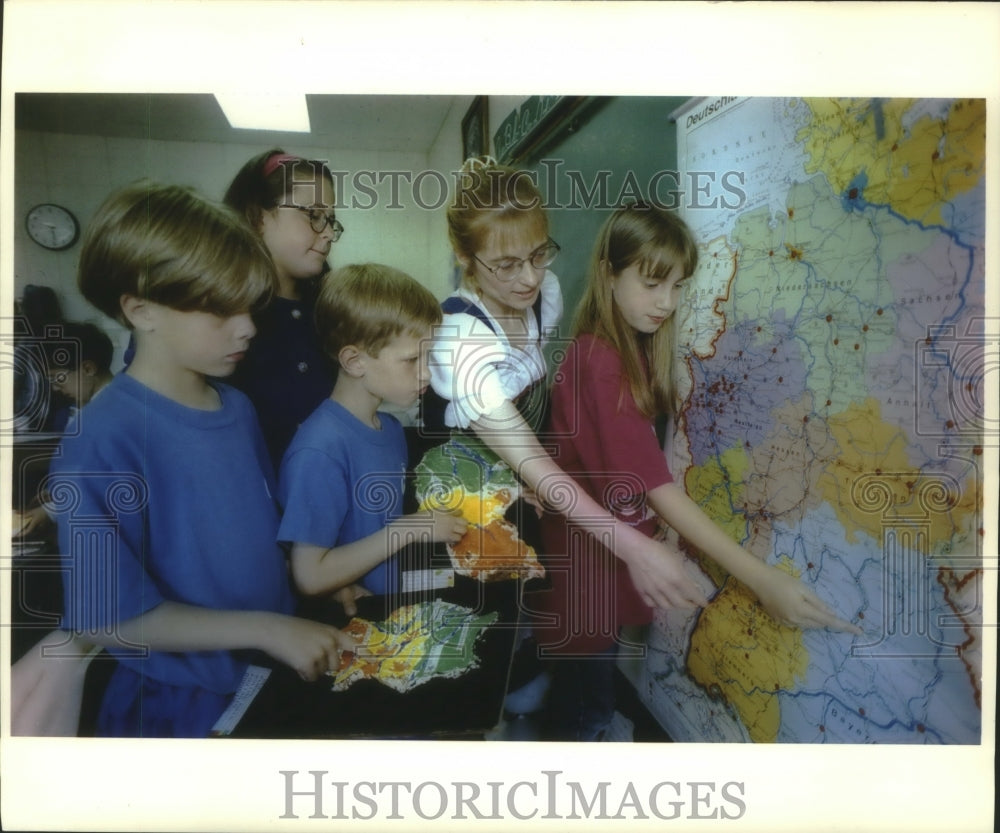 1994 Press Photo Sandy Schubert shows fellow students map of Germany, Wisconsin. - Historic Images