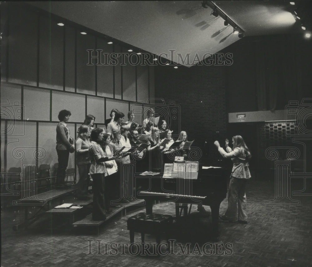 1976 Press Photo University of Wisconsin- Whitewater Student Chorus - mjc15013 - Historic Images