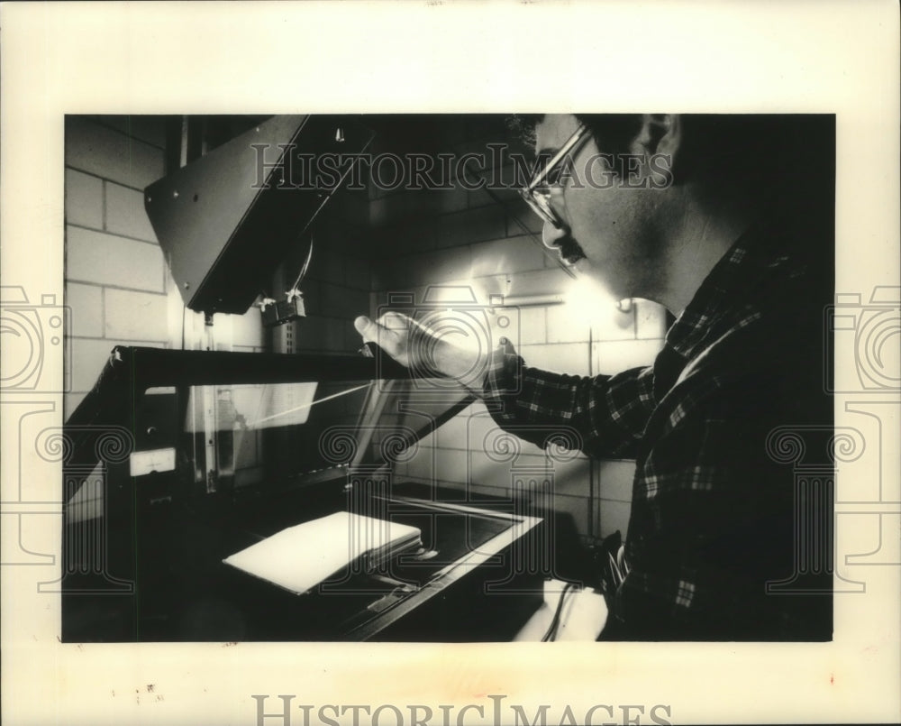 1988 Press Photo Dennis Bloom University of Wisconsin Microfilming damaged books - Historic Images