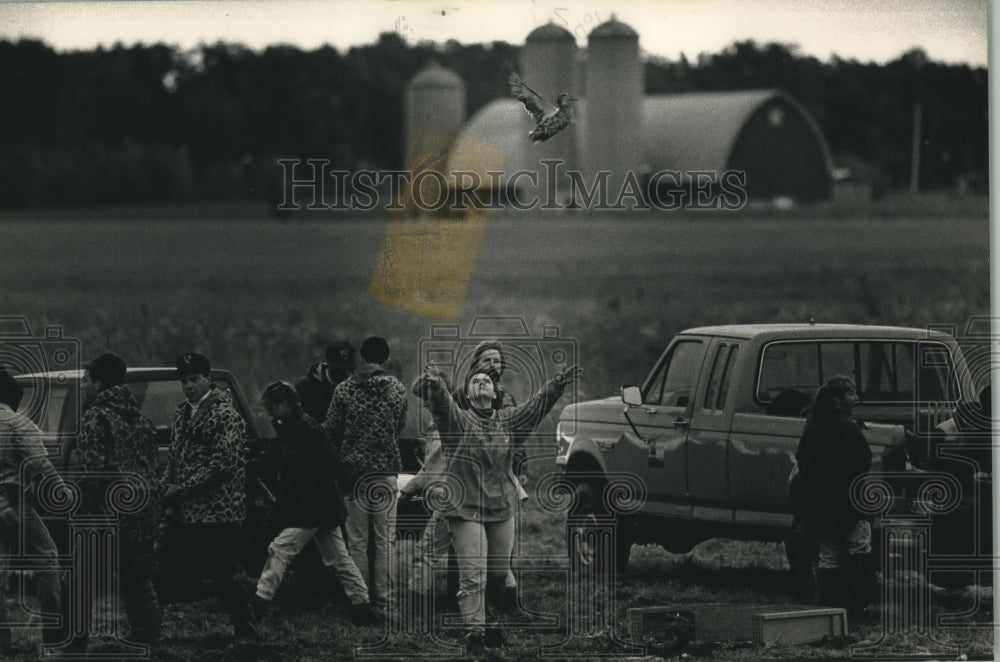 1992 Press Photo UW students release banded ducks at Mead Wildlife Area - Historic Images