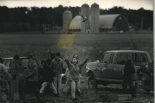 1992 Press Photo UW students release banded ducks at Mead Wildlife Area - Historic Images