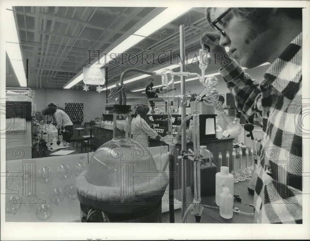1974 Press Photo Students work in environmental task force lab, UW-Stevens Point-Historic Images