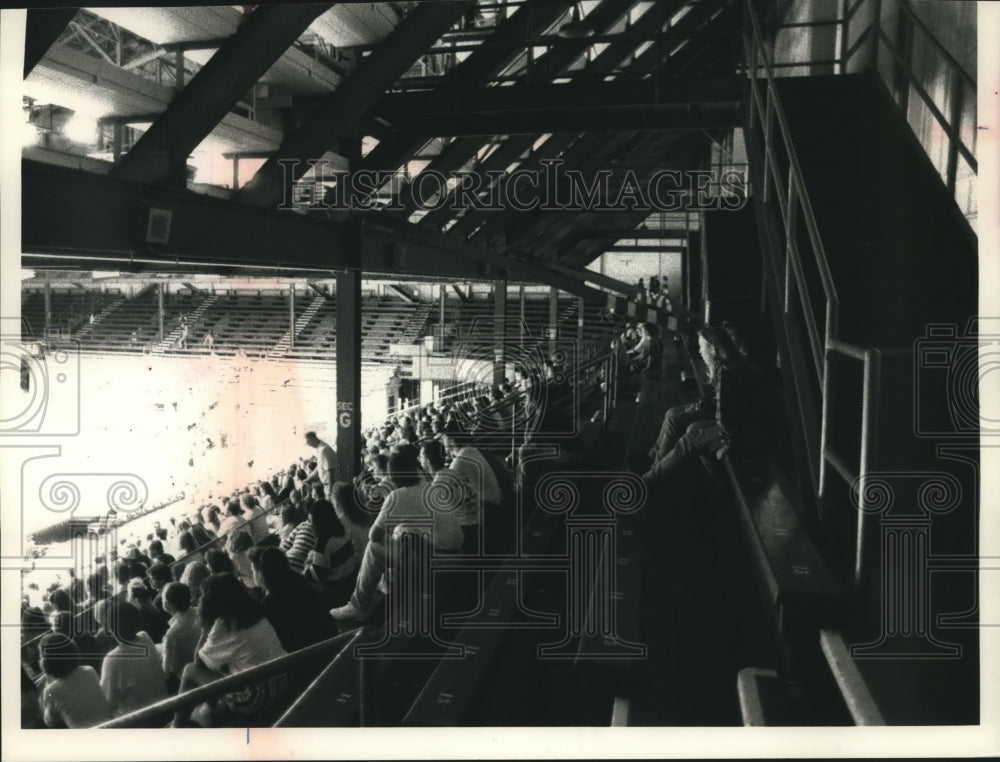 1992 Press Photo Fans inside UW-Madison Fieldhouse - mjc15064 - Historic Images