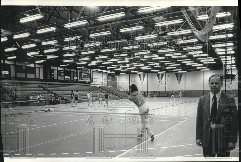 1972 Press Photo Coach Dwain Mintz and basketball players, UW-Stout facility - Historic Images