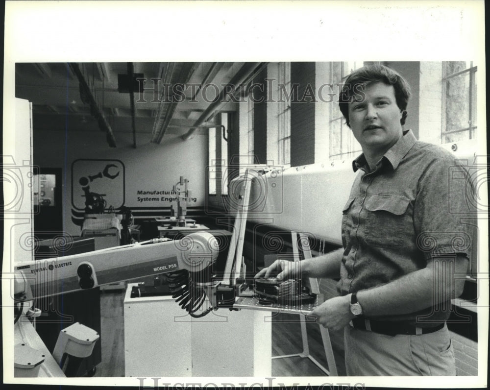 1988 Press Photo Bruce Case works on G.E robots at the University of Wisconsin - Historic Images