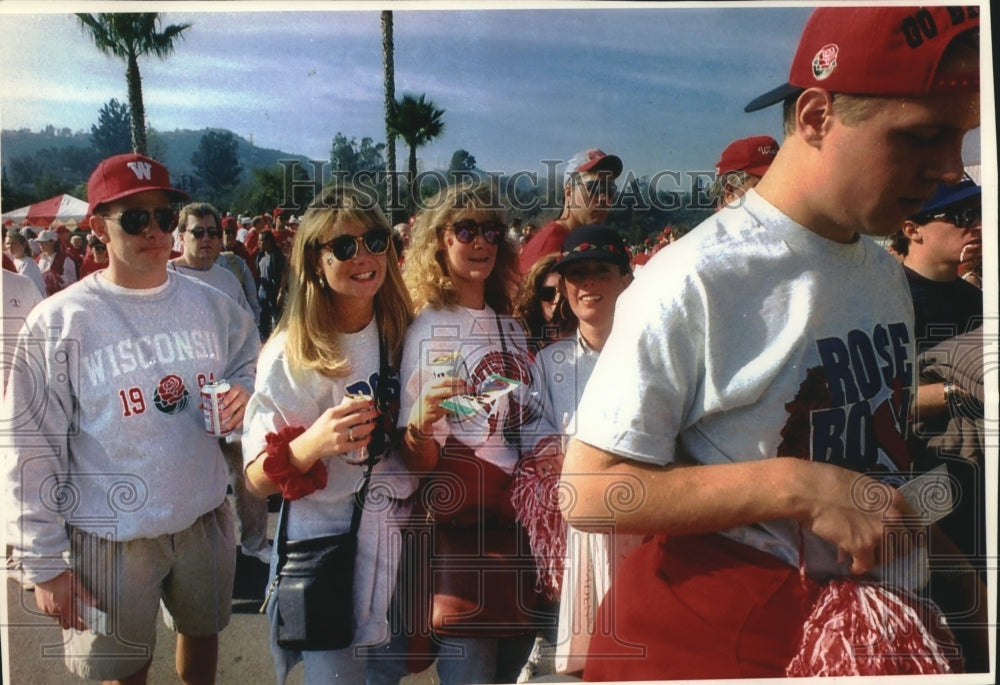 1994 Press Photo Badger Fans at the University of Madison Wisconsin Rose Bowl - Historic Images