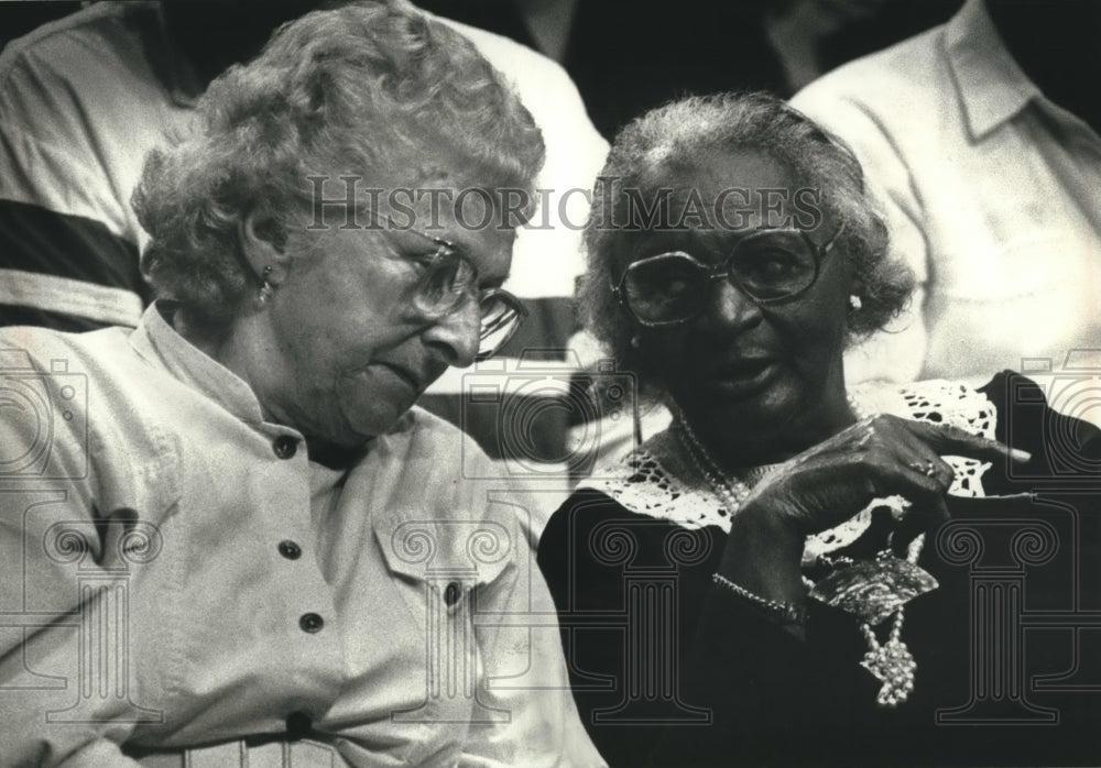 1989 Press Photo Dorothy Seeley and Zella Nash Talk About Race in TV Show - Historic Images