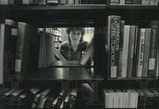 1985 Education major Renee Gresser at University Wisconsin library - Historic Images