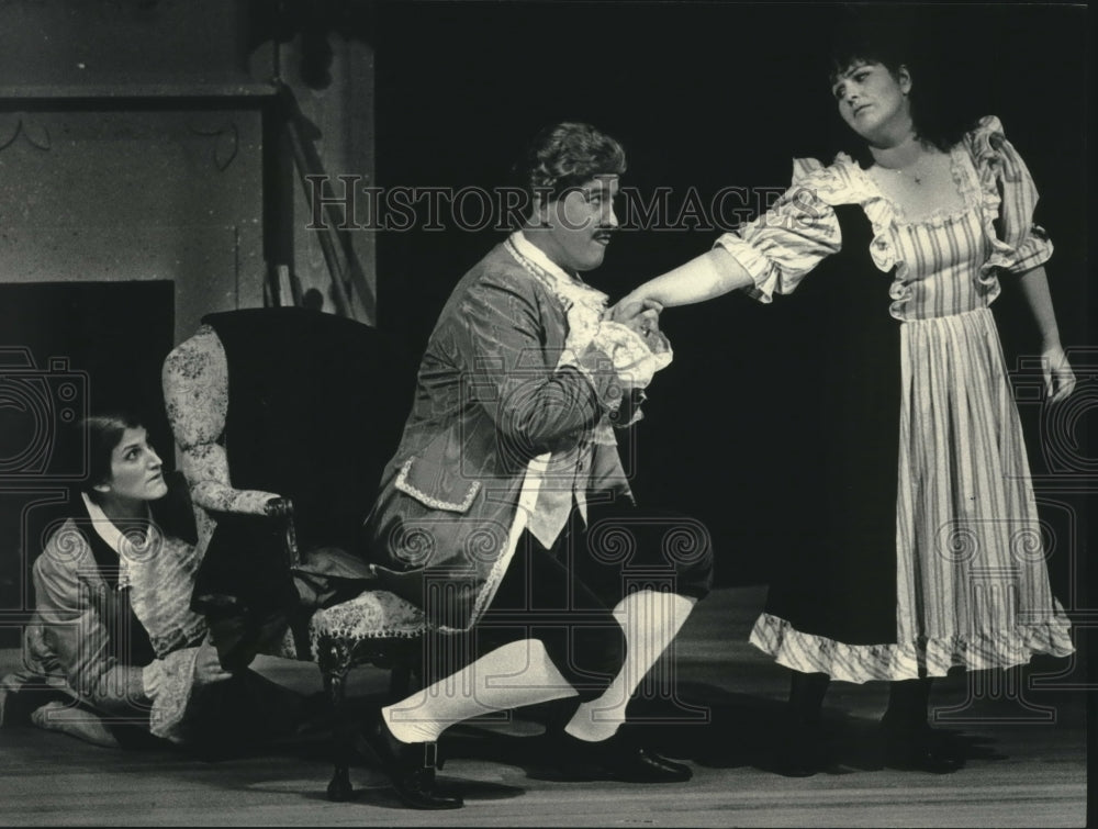1985 Press Photo Milwaukee Opera Company actors perform &quot;The Marriage of Figaro&quot; - Historic Images