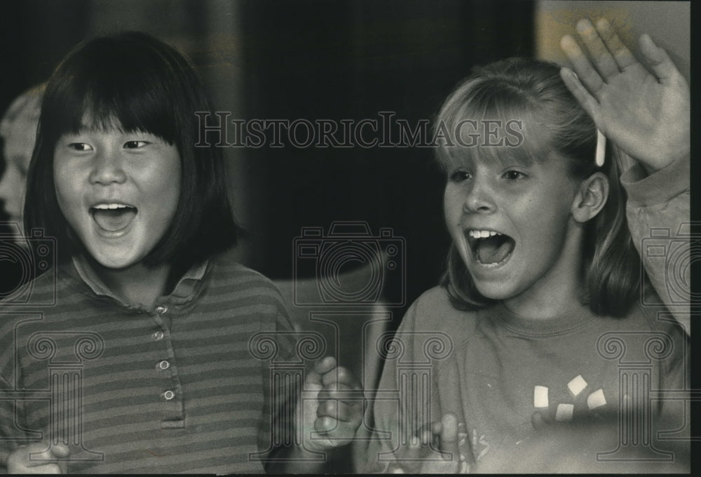 1988 Press Photo Meg Hansen, Katie Hillman excited at language game, Wisconsin. - Historic Images