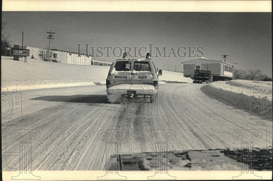 1985, New building hauled to University of Wisconsin - Waukesha - Historic Images