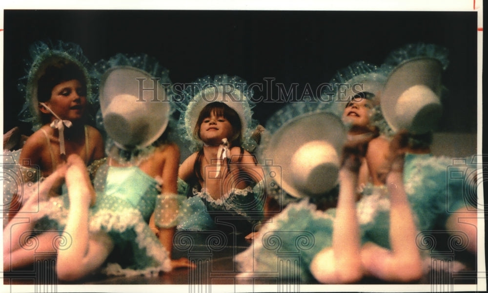 1993 Press Photo Girls dance at University of Wisconsin - Waukesha annual gala - Historic Images