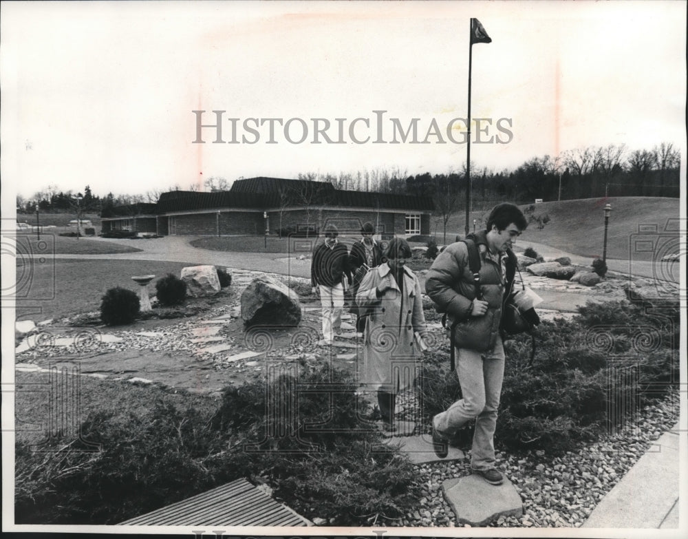 1977 Students at the University of Wisconsin-Baraboo Campus - Historic Images