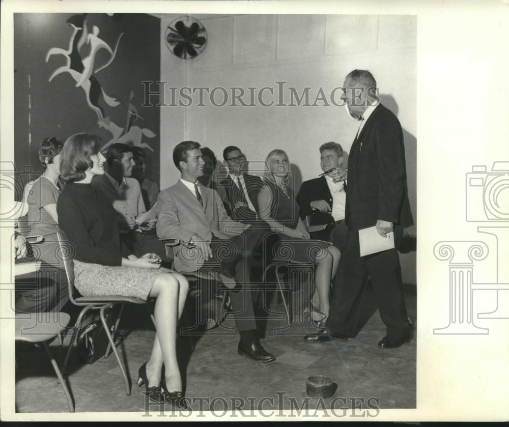 1964 Press Photo University of the Seven Seas Associate Director Teaching Class - Historic Images