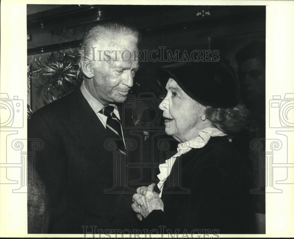 1981 Press Photo Douglas Fairbanks Jr and friend Lillian Gish in New York - Historic Images