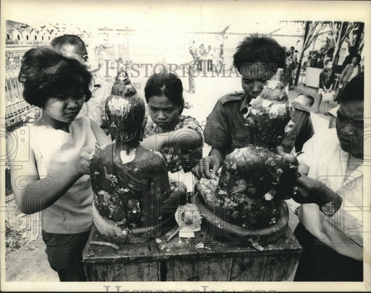 1967 Press Photo People decorating statues of Buddha in Thailand - mjc15222 - Historic Images