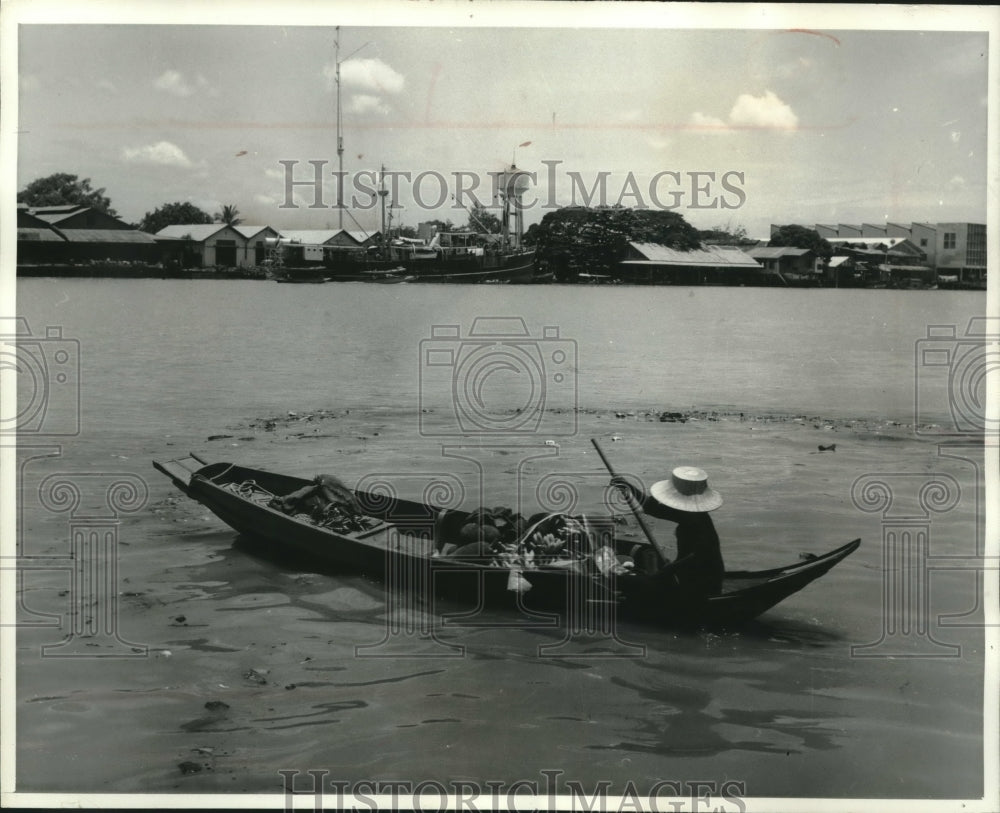 1964 Press Photo Woman peddles her floating shop on her way to Bangkok market - Historic Images