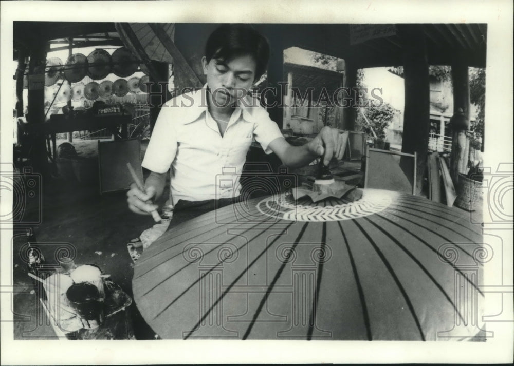 1977 Press Photo Man in Bo Sang, Thailand hand paints a design on an umbrella - Historic Images