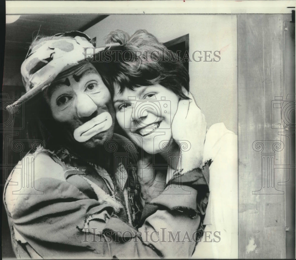 1966 Press Photo Clown Emmett Kelly Jr. gives Marcia Woodward a sad faced hug-Historic Images
