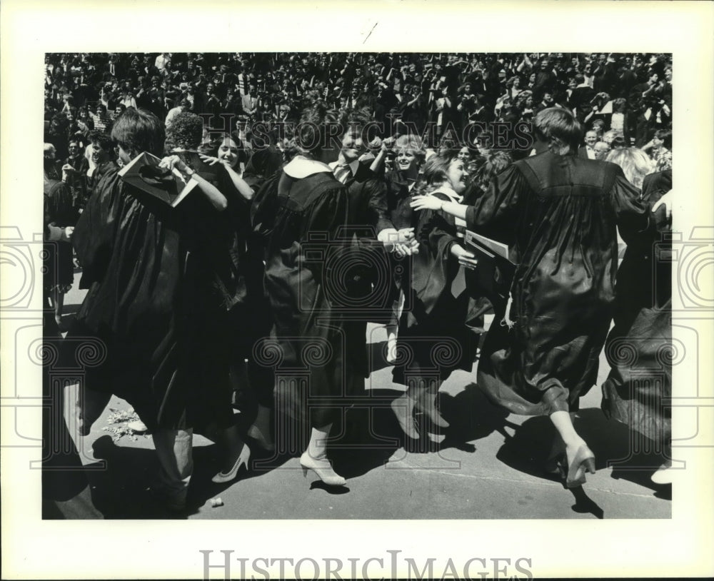 1985 Press Photo UW Madison senior graduates dance during commencement - Historic Images