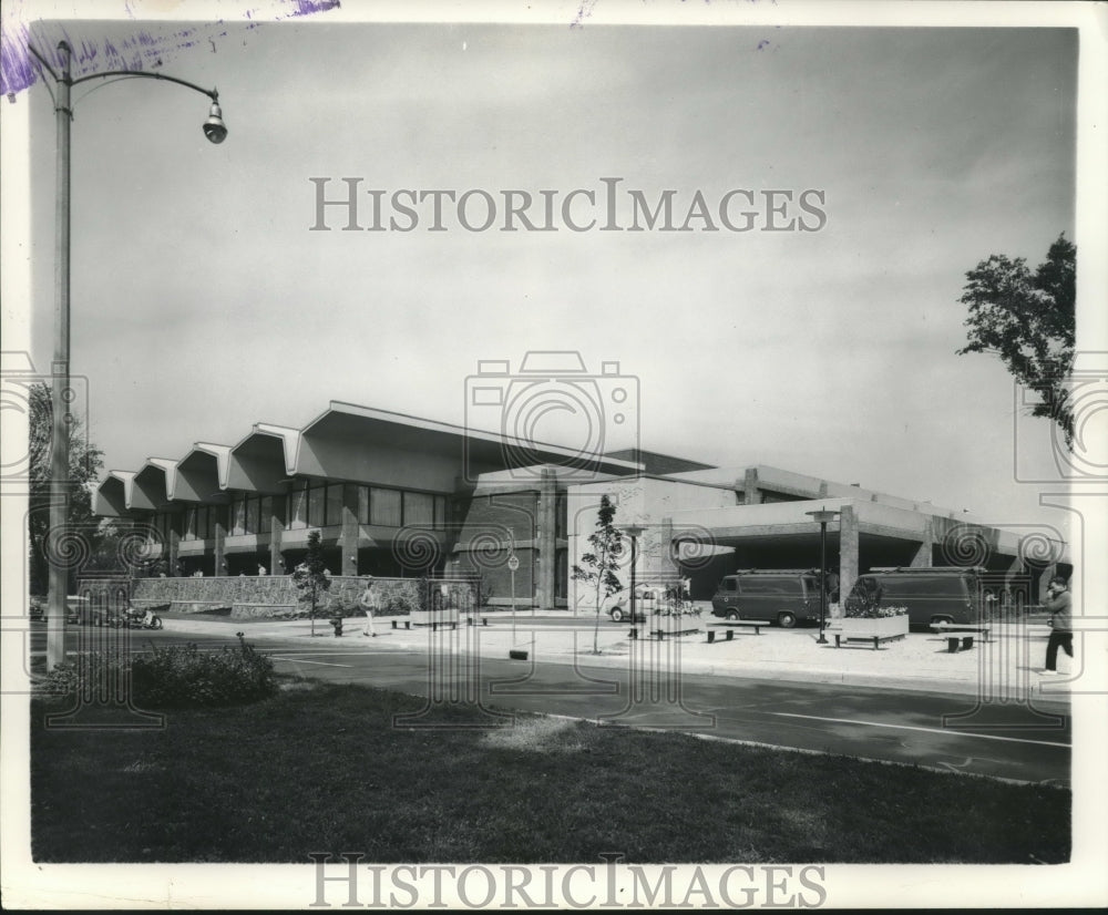 1964 Press Photo A view of the exterior of UWM Student Union building - Historic Images