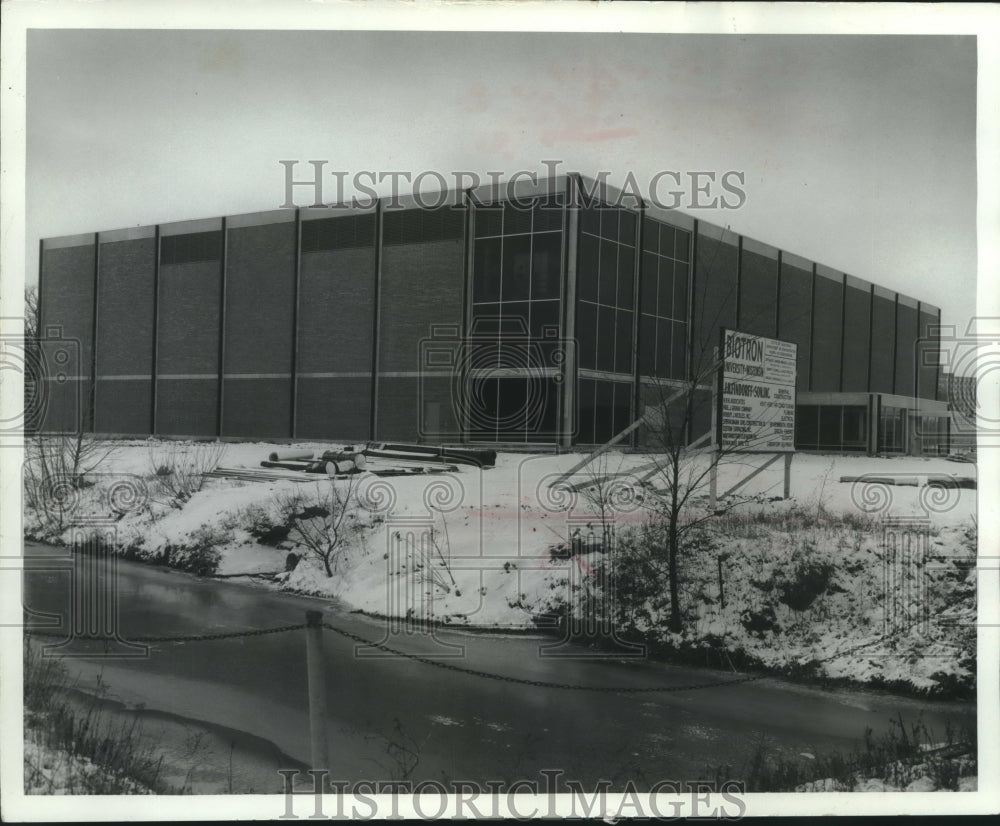 1966, Biotron constructed on Madison campus at University of WI. - Historic Images