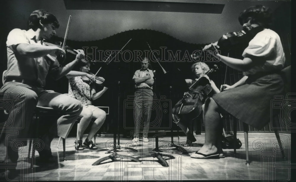 1971 Press Photo Students at University of Wisconsin-Milwaukee&#39;s string workshop-Historic Images