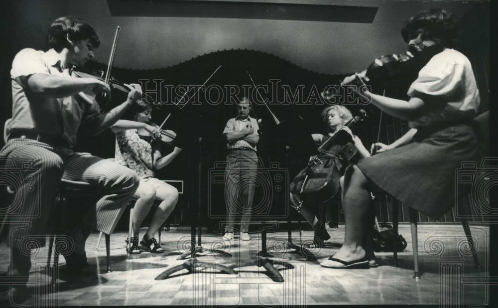 1971 Press Photo Students at University of Wisconsin-Milwaukee's string workshop-Historic Images