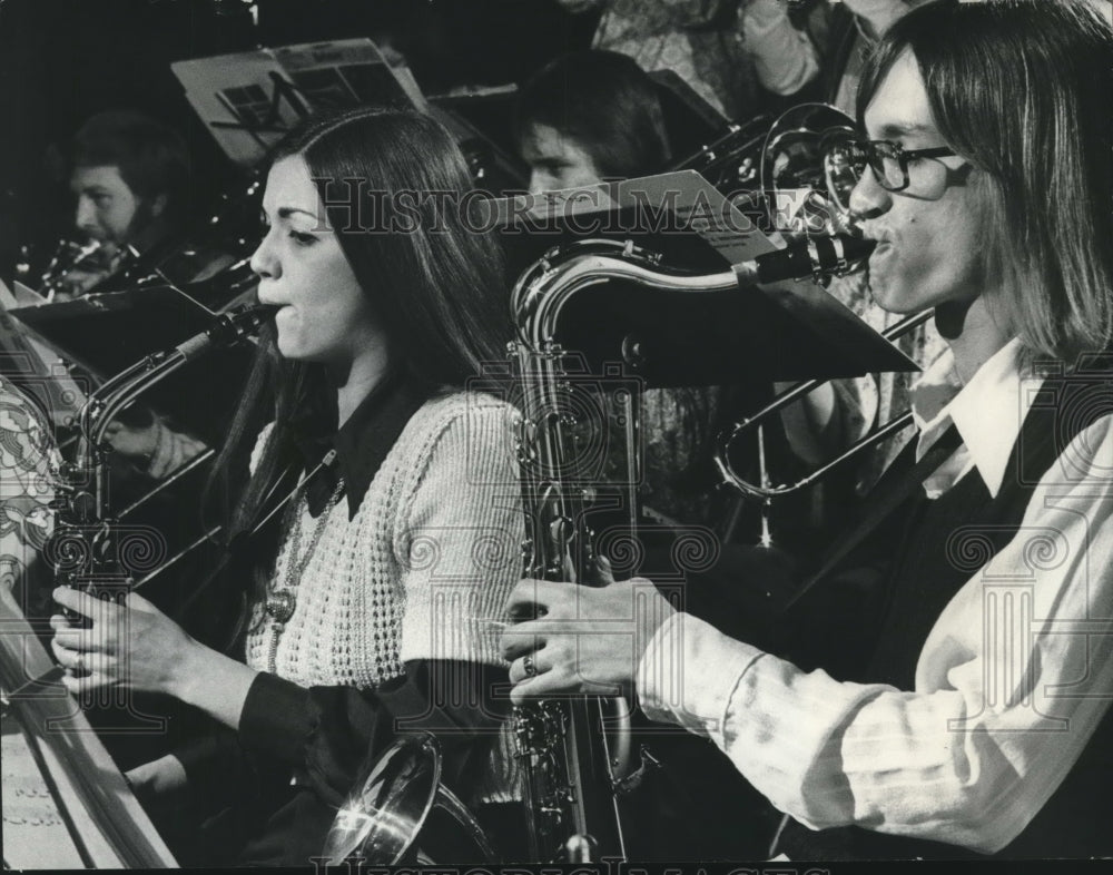 1974 Press Photo UWM Jazz Ensemble&#39;s Joann Marie &amp; Robert Torner - mjc15294 - Historic Images