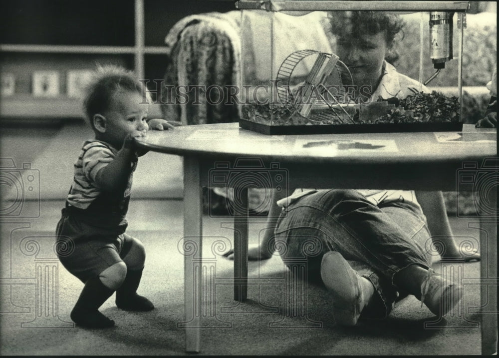 1986 Press Photo Tot and teacher at University of Wisconsin-Milwaukee Day Care - Historic Images