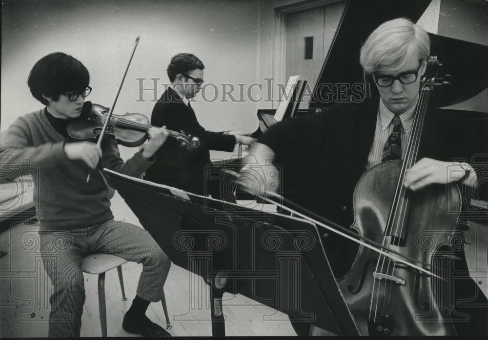 Press Photo UWM Orchestra&#39;s Taik Ki Kim, Jon Olson, Rubard Peep play together - Historic Images