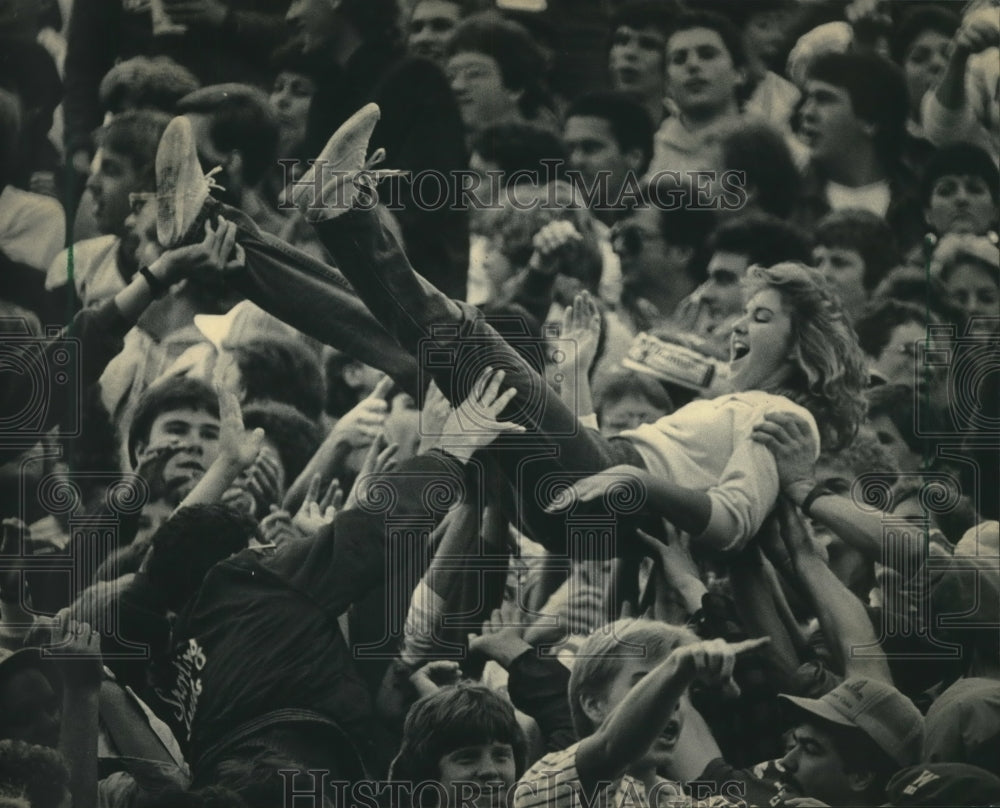 1985 Press Photo Rowdy UW-Madison students during demonstration at Camp Randall - Historic Images