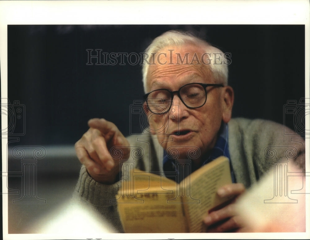 1994 Press Photo John Sullivan teaches students in German class at UW-Milwaukee - Historic Images