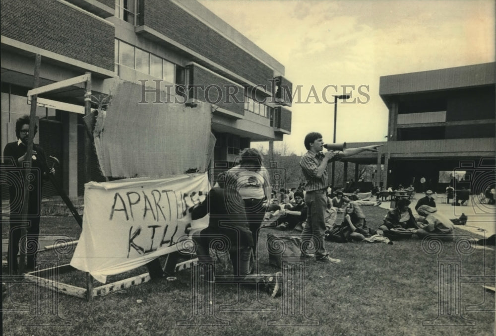 1985 Press Photo Apartheid Protesters at University of Wisconsin - Milwaukee - Historic Images