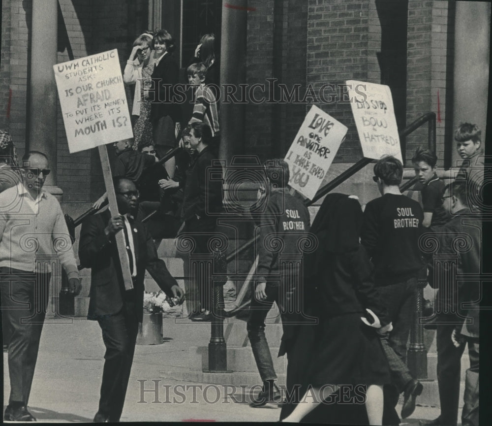 1968 Press Photo University of Wisconsin students picket St. Vincent de Paul - Historic Images