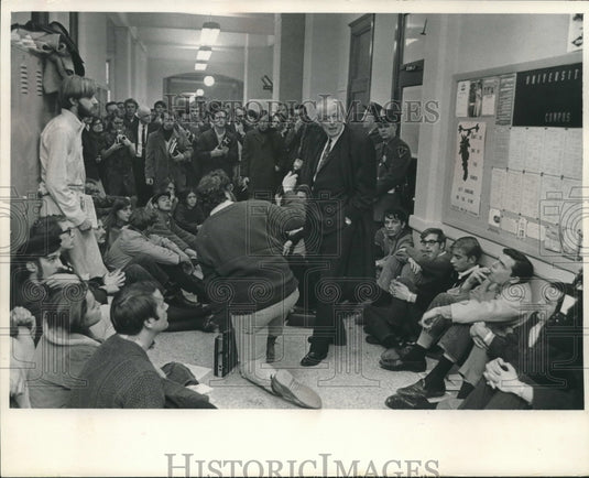 1968 Press Photo University of Wisconsin Chancellor Klotsche with students-Historic Images