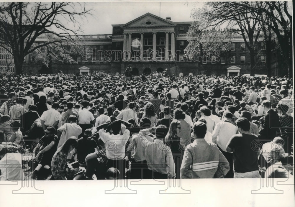 1966 Press Photo University of Wisconsin students gathered at Bascom hall - Historic Images