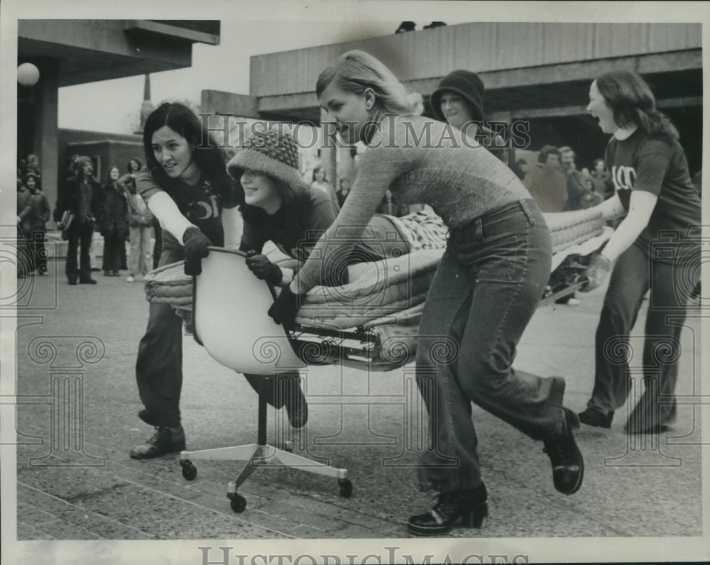 1974 Press Photo Alpha Omega Phi members at University of Wisconsin, Milwaukee-Historic Images