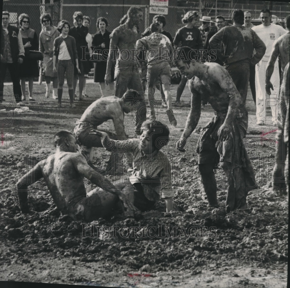 1963 Press Photo Sorority teams, fraternity men, tug of war, U of Wisconsin.- Historic Images