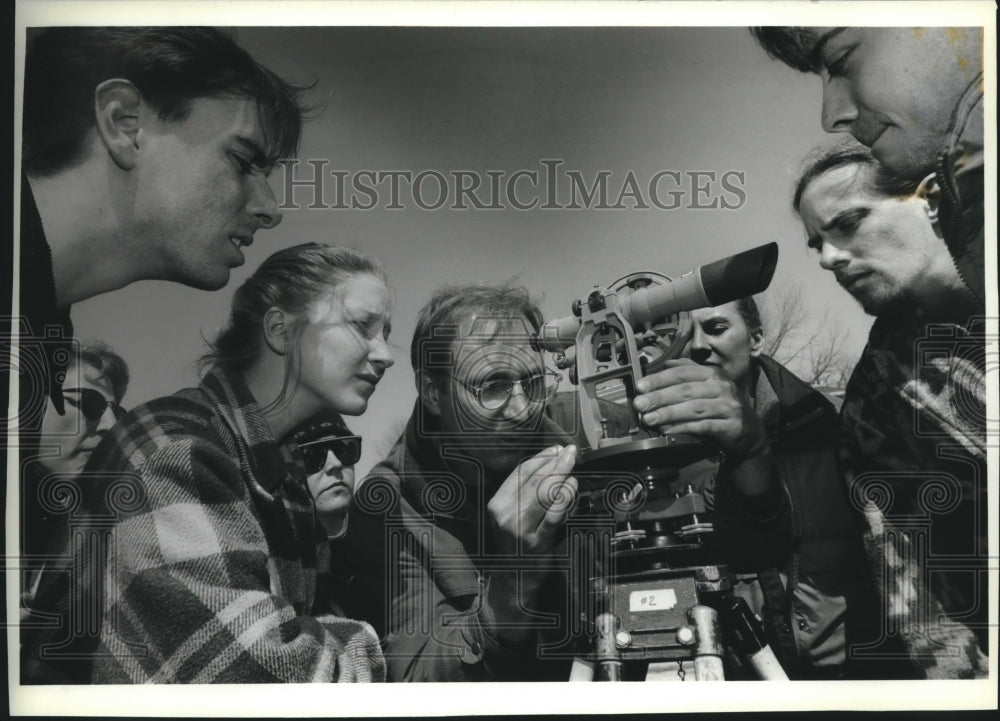 1994 University of Wisconsin-Milwaukee archeology students in class - Historic Images