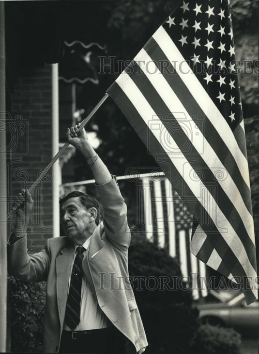 1989 Press Photo Ray Taylor former Journal employee holds the American Flag - Historic Images