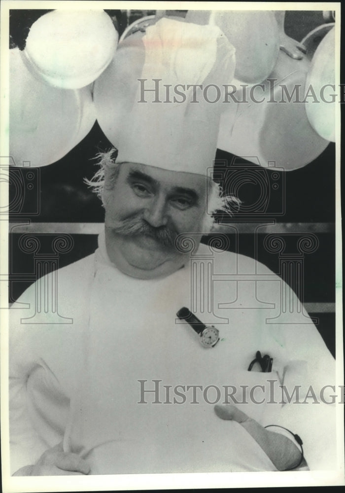 1984 Press Photo Chef Louis Szathmary stirs up the right blend - mjc15390 - Historic Images