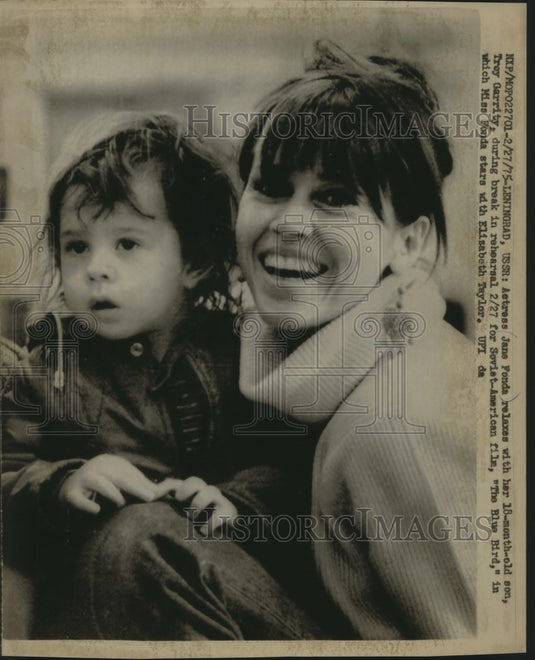 1975 Press Photo Jane Fonda and son in Leningrad, USSR during movie break - Historic Images