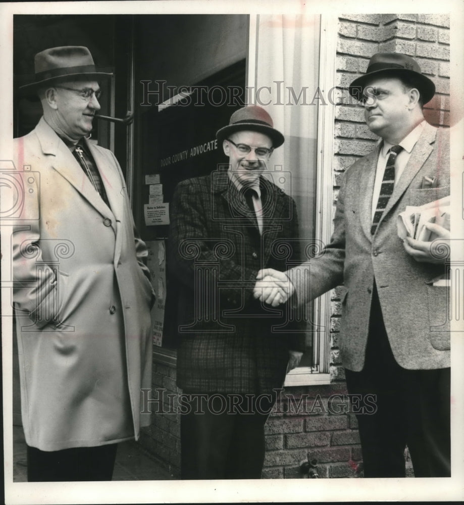 1962 Press Photo Mayor elect Frank Tachovsky and others in Sturgeon Bay - Historic Images