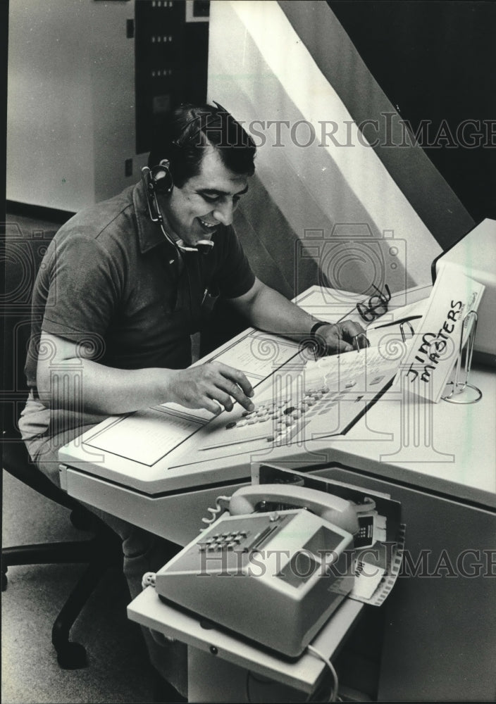 1983 Press Photo Manager Jim Masters worked at Wisconsin Telephone switchboard - Historic Images