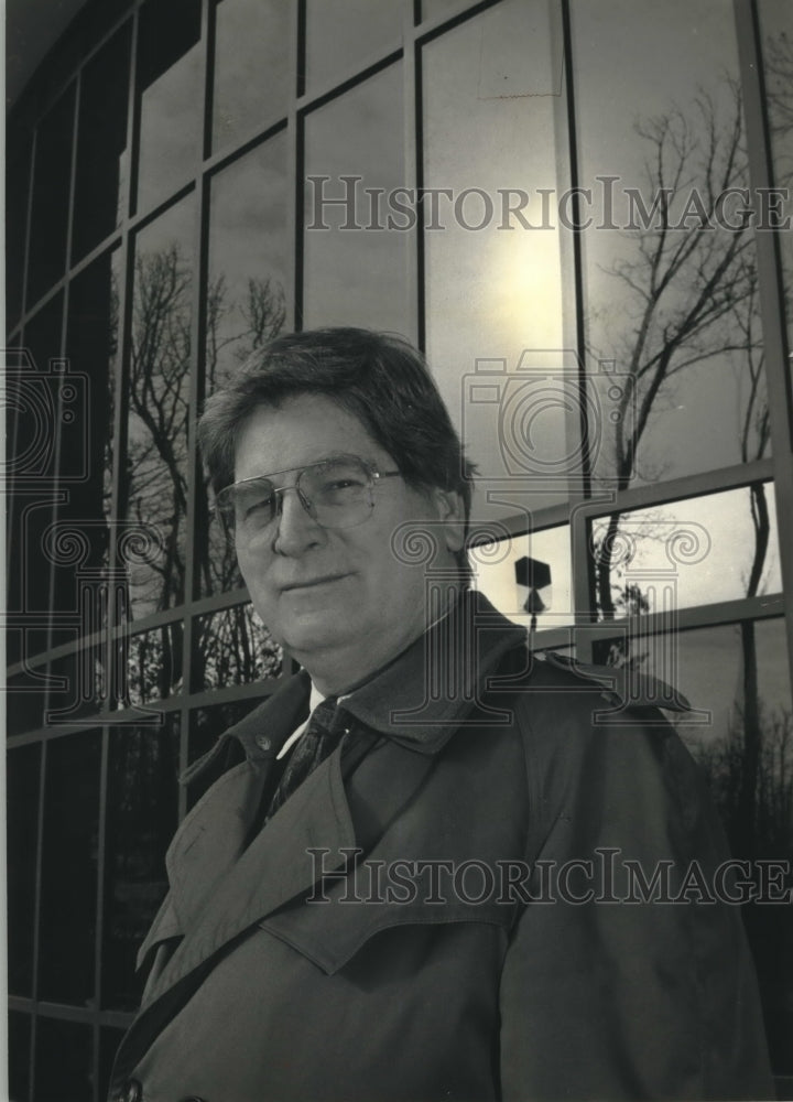 1993 Press Photo Financial consultant Seegar Swanson Jr. of Wisconsin - Historic Images