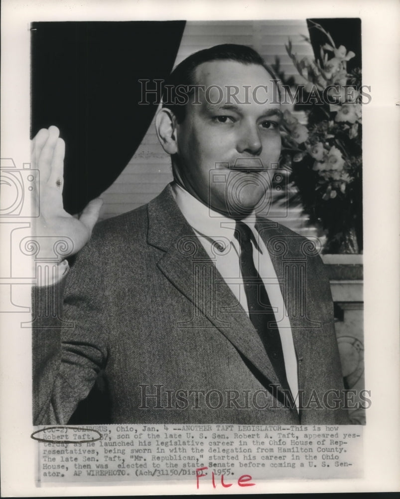 1955 Press Photo Robert Taft being sworn into the senate Columbus, Ohio - Historic Images