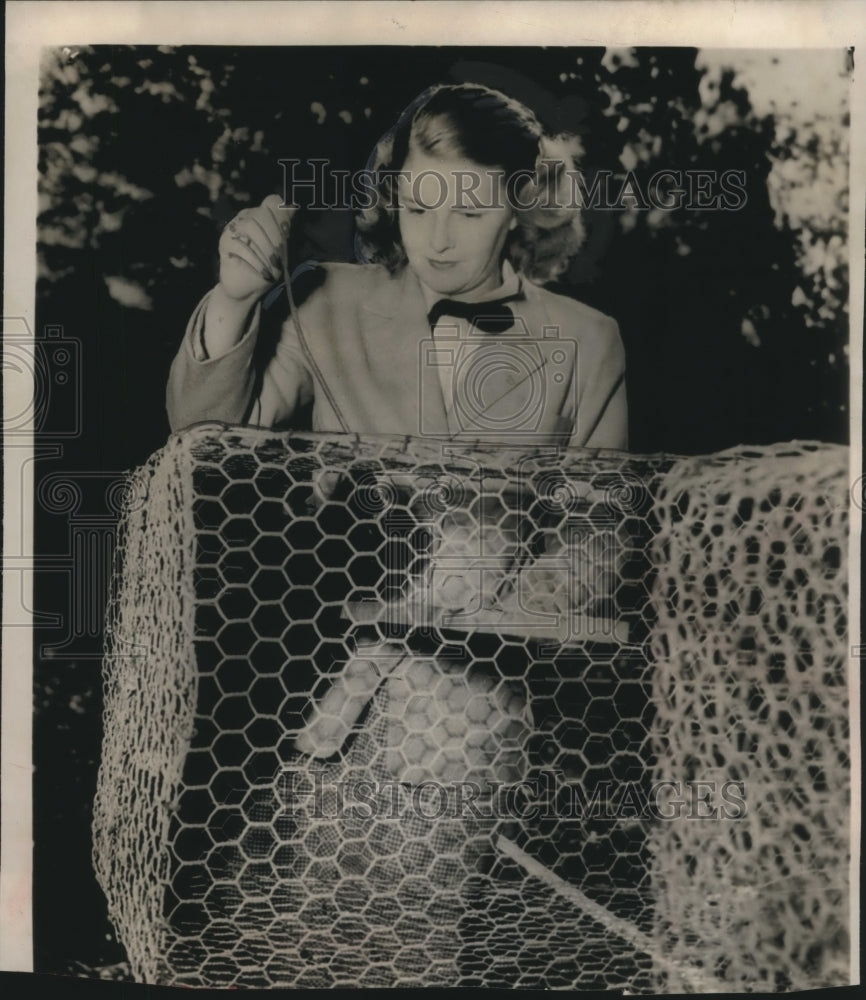 Press Photo Georgia governor&#39;s wife Mrs. Herman Talmadge on her mink ranch - Historic Images
